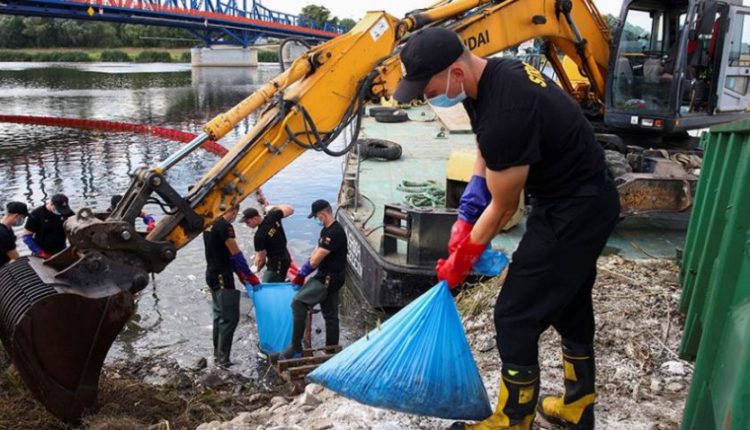 Gjenden 100 tonë peshq të ngordhur në një lumë në Poloni, mbetet mister shkaku