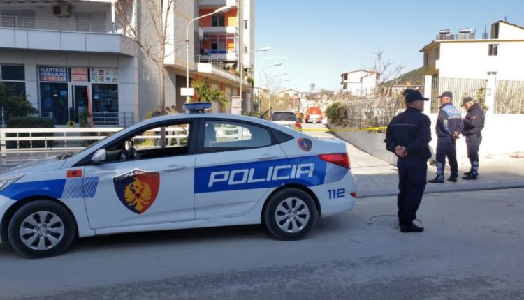 U kap “tap” në timon, shoferi godet me shpulla policët në Tepelenë