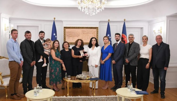 Osmani dekoron me Medaljen Presidenciale të Meritave gazetarin e ndjerë, Sulejman Gashi