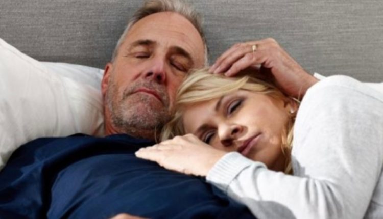 Përse kur plakeni e keni më të vështirë të flini gjumë