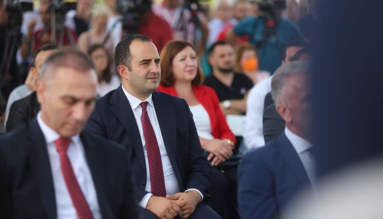 Shaqiri mori pjesë në vënien e gurthemelit të fabrikës për vetura elektrike në Tetovë