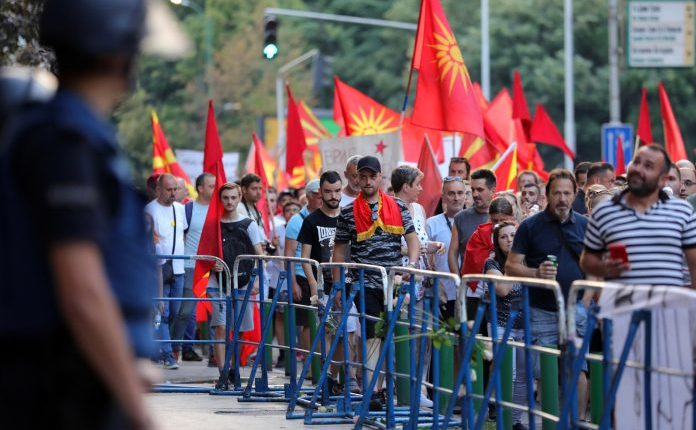 Dënohen me kusht edhe gjashtë pjesëmarrës në protestën opozitare në Shkup