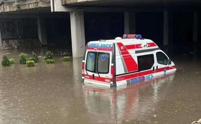 Nuk ka pacient të ngujuar në veturën e ndihmës së shpejtë të vërshuar nga uji tek ura afër Sheshit Skenderbeu