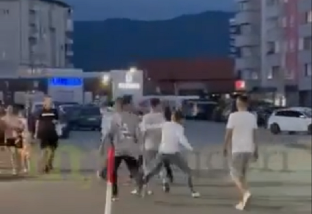 Mbi 7-8 të rinj përfshihen në një rrahje në Ferizaj (VIDEO)
