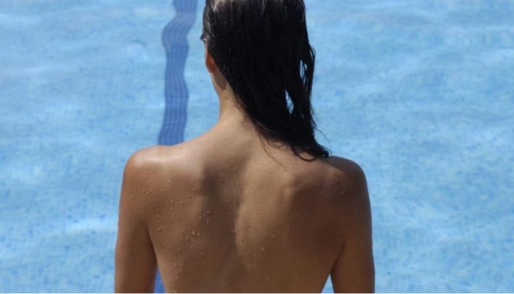 Fushata e pazakontë: Gratë të notojnë “topless” në pishina