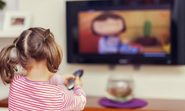 Studimi: Të shikuarit TV me fëmijën mund të ndihmojë zhvillimin e tij njohës
