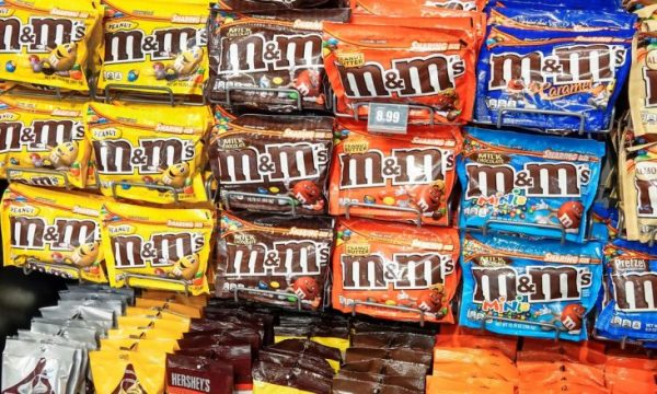 Fansat e M&M më në fund e mësojnë arsyen e emrit të çokollatës