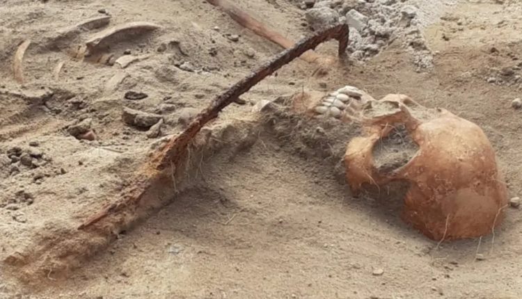 Arkeologët zbulojnë ‘vampirin’ me drapër në qafë për të ndaluar ‘kthimin’ nga vdekja