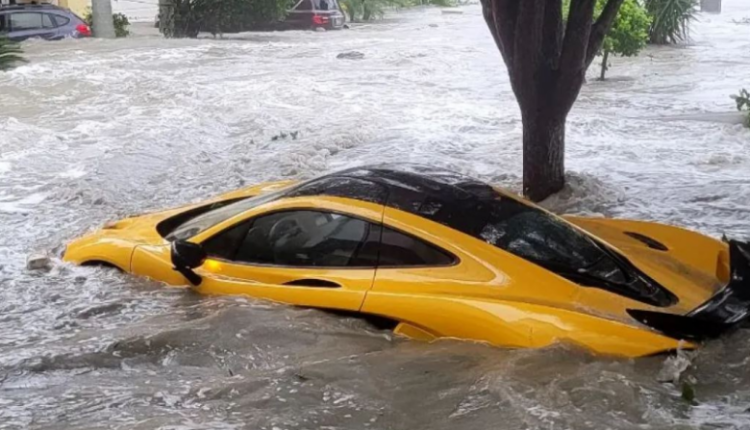 Supermakina 1 milion dollarëshe “zhytet” nën ujë për shkak të uraganit