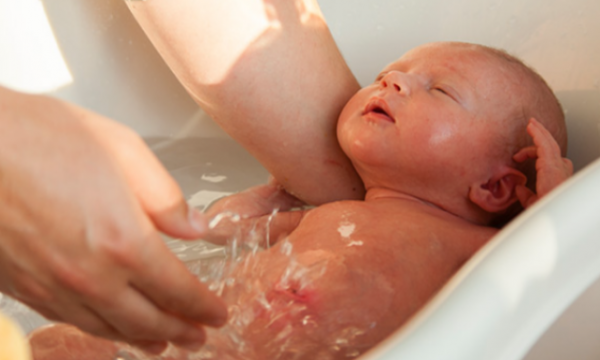 Këshillë si t’i bëni banjë për herë të parë fëmijës së porsalindur