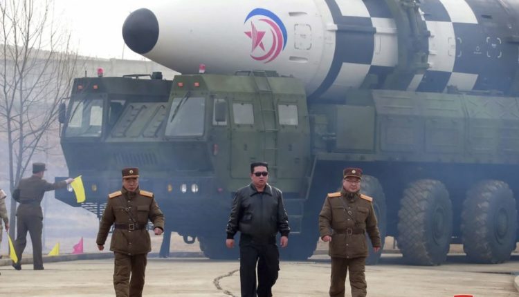 Kim Jong Un rritje të prodhimit të raketave