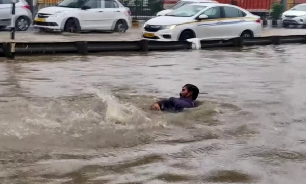 Përmbytjet nga shiu kthejnë rrugët e Indisë në lumenjë