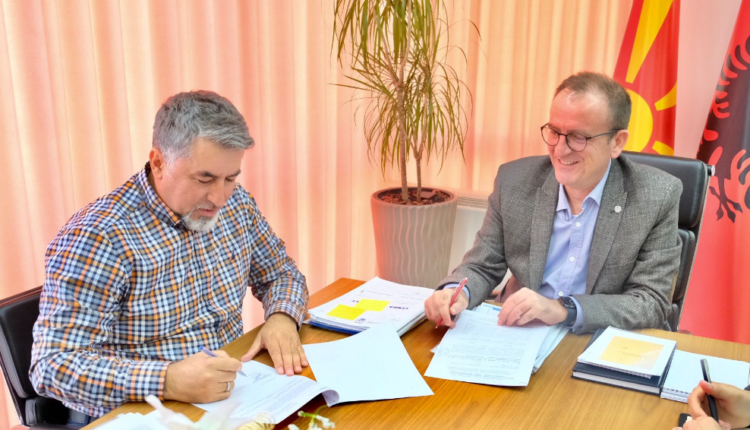Komuna e Gostivarit nënshkruan kontratën për menaxhimin e mbetjeve të paketimit