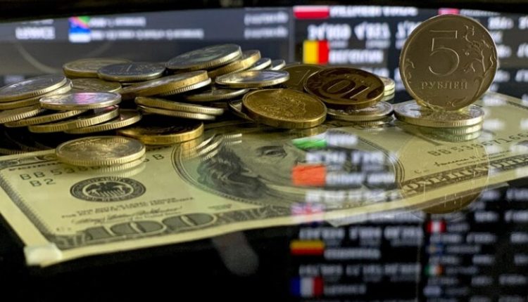 Rubla ruse vazhdon të fitojë vlerë ndaj monedhës së gjelbër
