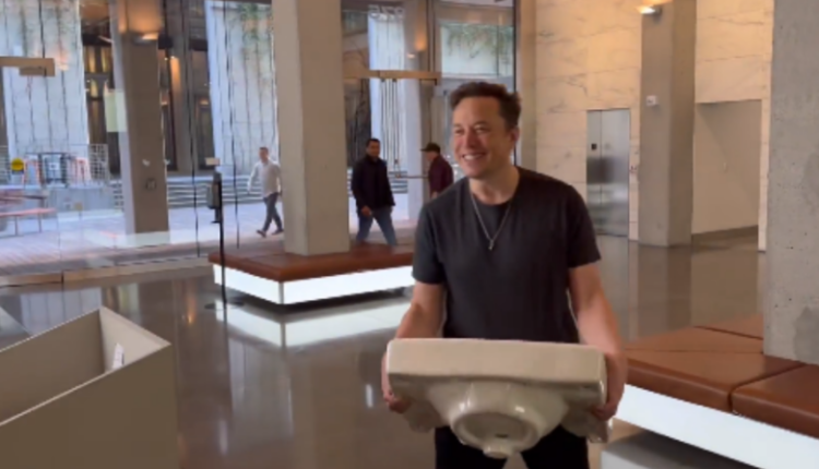 Elon Musk hyn në selinë e Twitter me një…lavaman (VIDEO)
