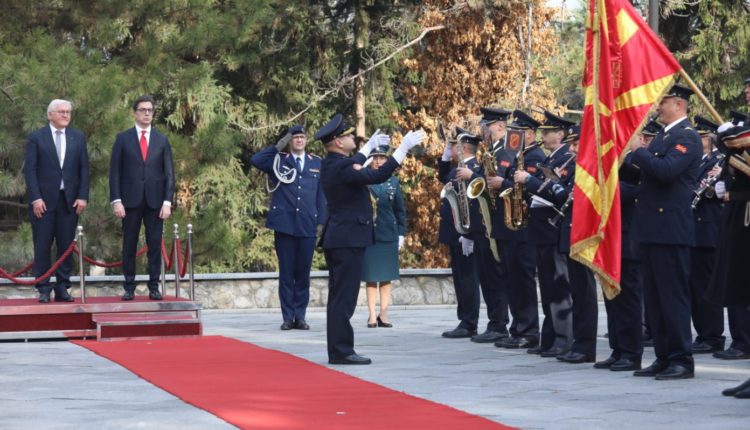 Steinmeier pritet me nderime të larta ushtarake dhe shtetërore në Maqedoninë e Veriut