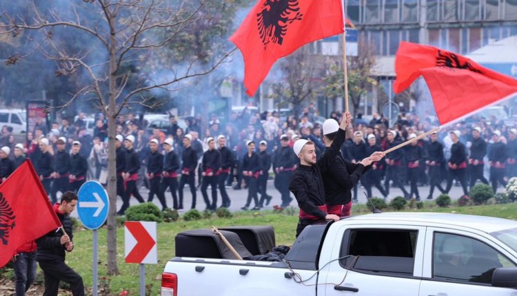 Tetovë, 110 djem vishen si Isa Boletini (VIDEO)