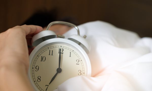 Çfarë ndodh me trupin tuaj nëse zgjoheni para orës 7?