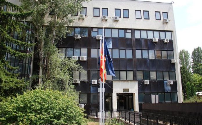Një i mitur dërgoi kërcënime për bomba në disa shkolla të Shkupit, ja çfarë thotë Ministria e Brendshme