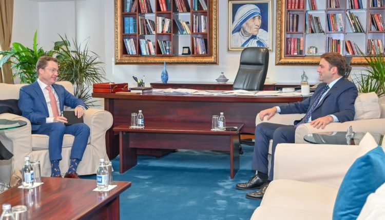 Bujar Osmani takohet me Ndihmësekretarin e Përgjithshëm të NATO-s për zbulim dhe siguri Dejvid Katler