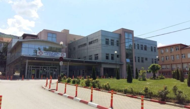 Nga spitali i Prizrenit flasin për gjendjen e të riut që u ther mbrëmë me thikë