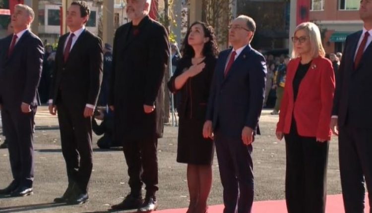 Liderët e Shqipërisë dhe Kosovës në Vlorë, zhvillohet ceremonia e ngritjes së Flamurit
