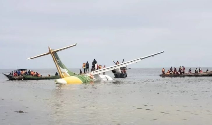 Avioni me 43 persona zhytet në liqen, shpëtojnë mrekullisht 26 pasagjerë (VIDEO)