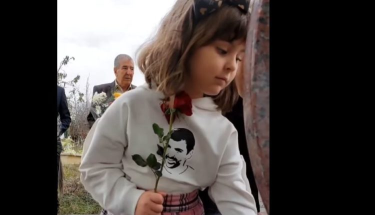 Vajza e Astrit Deharit vendos lule te varri i babait (VIDEO)