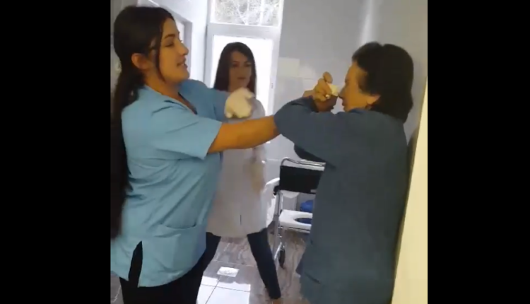 Arrestohen dy vajzat për rrahjen e të moshuarës në Pejë (VIDEO)