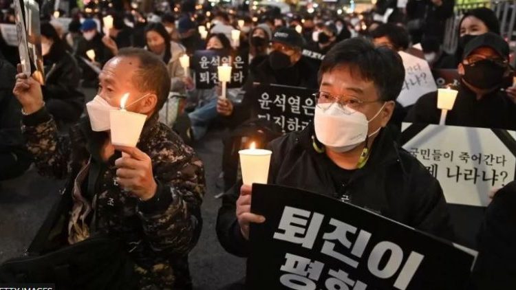 Tragjedia e Halloween-it në Seul/ Protestuesit kërkojnë drejtësi për viktimat dhe dorëheqjen e Presidentit Yoon