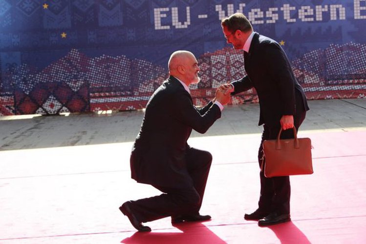 FOTOT: Rama i ulet në gjunjë kryeministrit të Luksemburgut