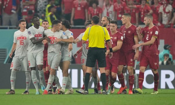 Pamje: Xhaka u përlesh i vetëm me futbollistët serbë në fund të ndeshjes (VIDEO)
