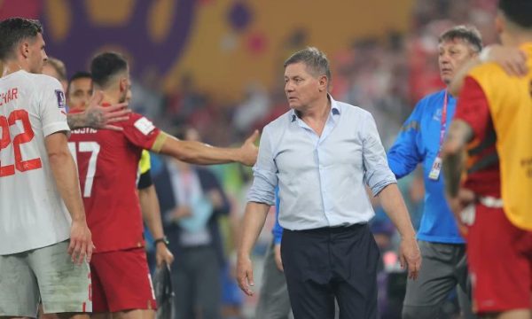 Trajneri i Serbisë flet për Xhakën pas ndeshjes