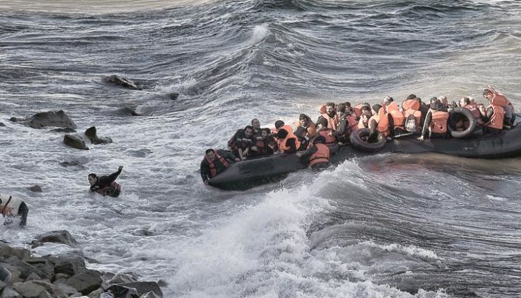 Gomonia me emigrantë përplaset me shkëmbinjtë pranë Greqisë, foshnja bie në det dhe humb jetën
