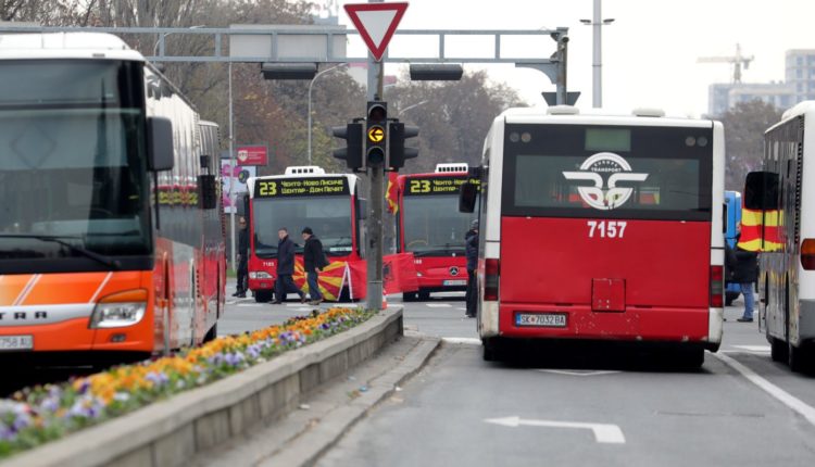 Shkupi mbetet i paralizuar, vazhdojnë bllokadat e transportuesve privatë