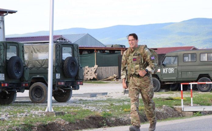 NATO mirëpret përpjekjet për de-eskalim në veri: Të gatshëm të ndërhyjmë nëse është nevoja