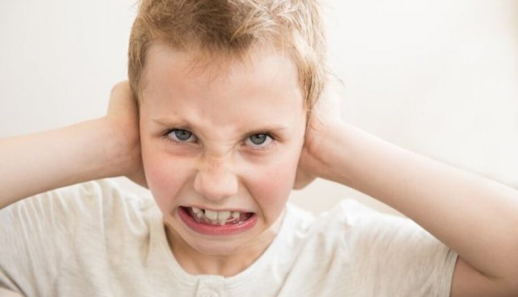 Çfarë nënkuptojnë në të vërtetë këto 8 sjellje të çuditshme të fëmijëve?