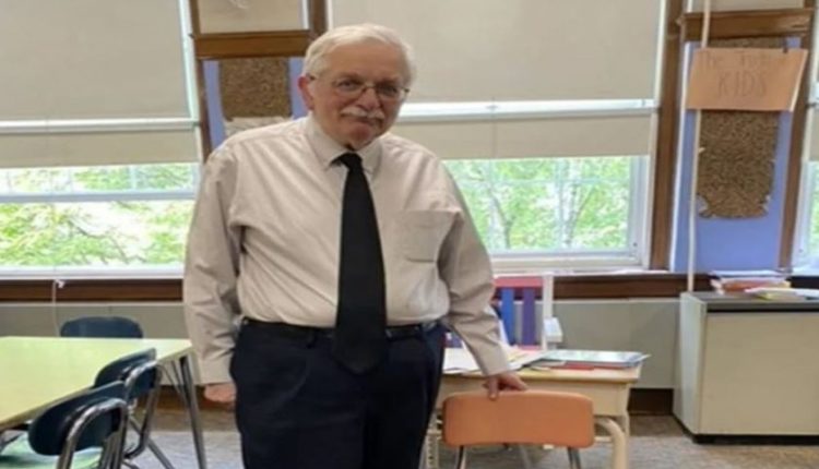 Ky mësues ka mbajtur një karrige bosh në klasën e tij për 50 vjet, por pse?