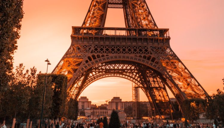 Vritet një turist gjerman nga sulmi me thikë pranë Kullës Eifel në Paris