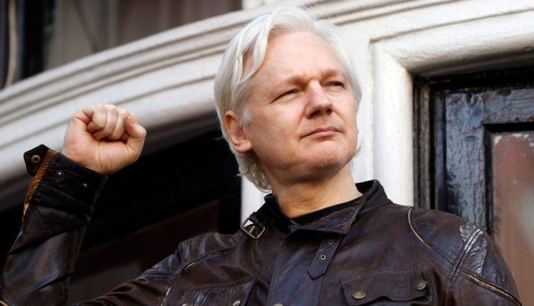 Assange do të kërkojë leje nga burgu për të marrë pjesë në funeralin e Westwood