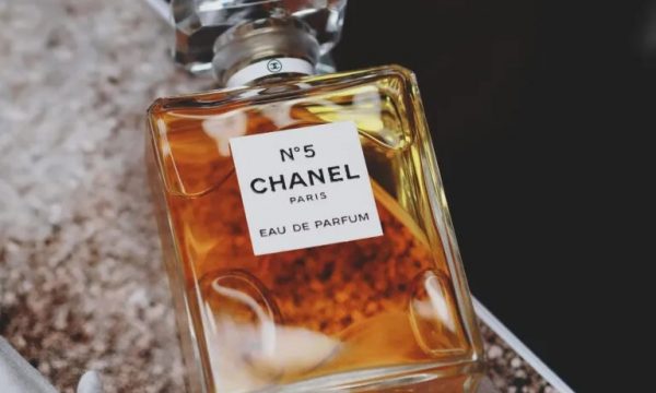 10 parfumet më të njohura të vitit 2022