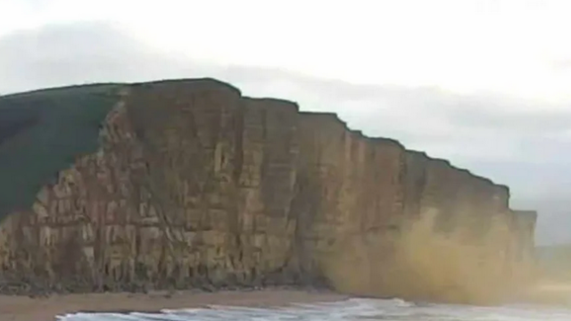 Momenti kur shemben 1000 ton shkëmb në Bregun Jurasik (VIDEO)