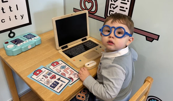 Njihuni me gjeniun 4-vjeçar që di të lexojë dhe numërojë deri në 100 në 6 gjuhë
