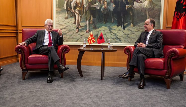 Ali Ahmeti pritet në takim nga Presidenti i Shqipërisë Bajram Begaj