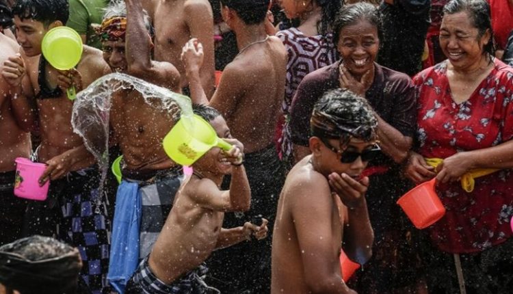 Festimi i Vitit të Ri në Bali: “Lufta e ujit” dhe festivali i vallëzimit