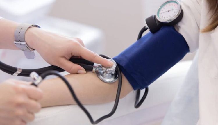 Cilat janë simptomat e para të presionit të lartë të gjakut?