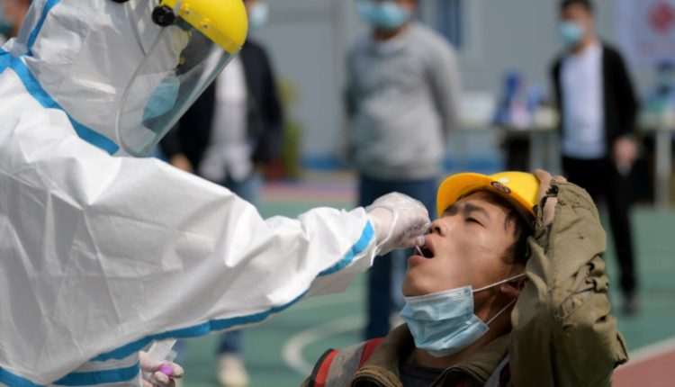Pekini: Vala e koronavirusit po ulet, rreziku i transmetimit është i ulët