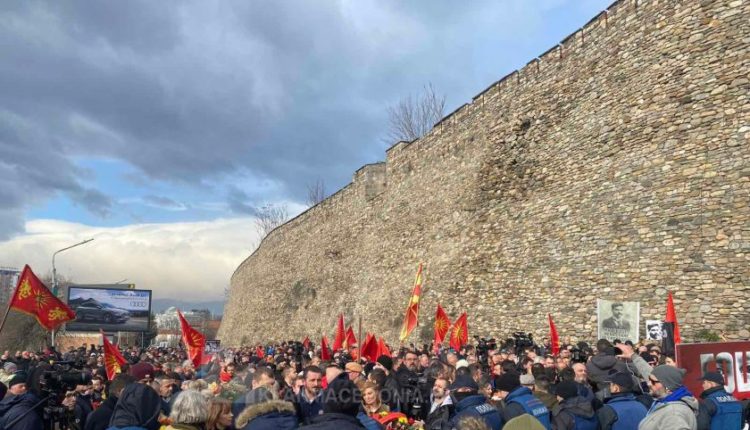Mblidhen dhjetra qytetarë për të bërë homazhe tek varri i Goce Dellçevit, mes tyre Mickoski dhe deputet të VMRO-DPMNE-së