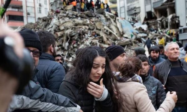 Ushtria e Kosovës pas shpëtimit të fëmijës 2 vjeç, po përpiqet ta shpëtojë edhe nënën nga rrënojat në Turqi