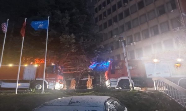 Zjarr në kulmin e ndërtesës së Radio Kosovës